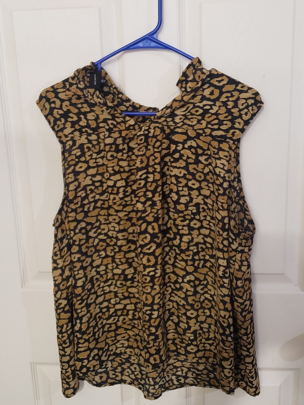 Who What Wear Black and Tan Leopard Print Sleeveless Blouse
